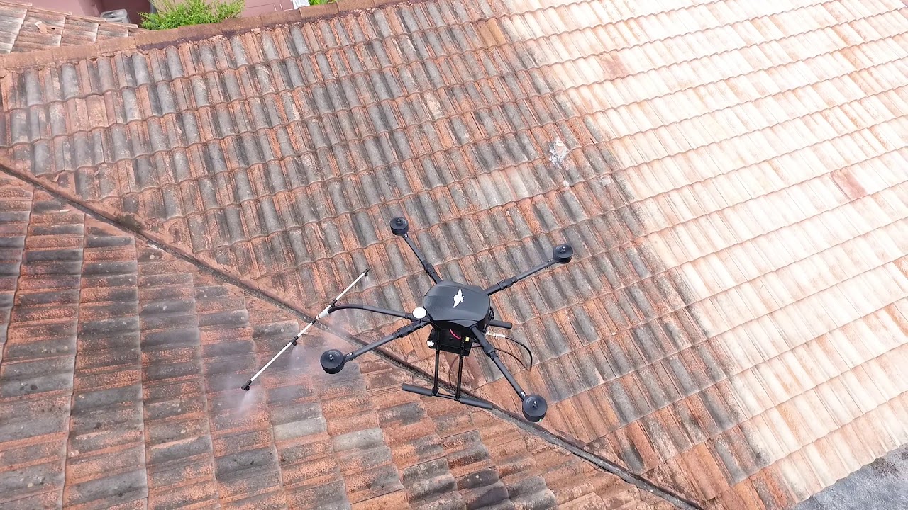 Drone udfører algebehandling på ejendom