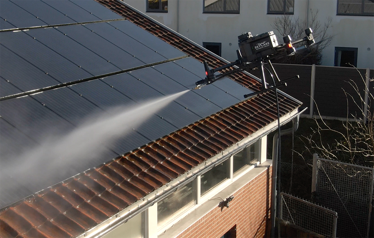 Drone udfører solcellevask på tag