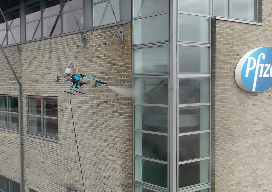 Drone vasker vinduer